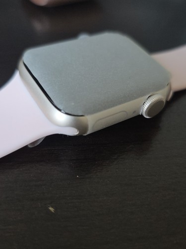 Apple Watch SE (2022) 40mm Starlight Aluminum Case with Sport Band, S/M (GPS) - Picture 6 of 6