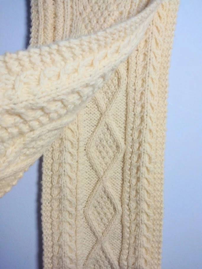Bufanda tejida de colección Donegal por Magee Aran 100 % lana irlandesa hecha a mano flecos marfil Foto 3 de 4