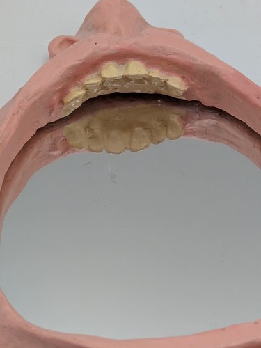 Specchio a mano unico strano uomo urlante con cravatta rossa e denti Tiawan vintage 14" - Foto 3 di 7