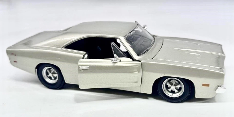 1969 Dodge Charger R/T Hemi 1:25  Scale Die-cast Car by Maisto - Image 3 of 4