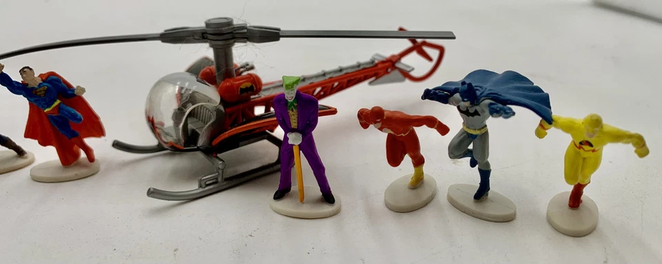 Mini figuras DC Comics Tree House niños colección de 8 y Hot Wheels Batcopter Foto 4 de 4