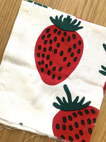 Marimekko Mansikka Strawberry Fabric Remnant 35×31cm Cotton Handcraft - Picture 3 of 3