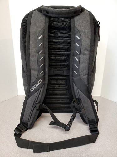 Mochila para computadora portátil Ogio resistente negra y gris con 7 compartimentos exteriores y logotipo HENKEL - Imagen 2 de 7
