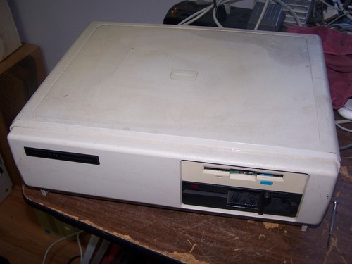 RadioShack Tandy 1000 Desktop - Tested to power on - SOLD AS IS - Picture 1 of 4