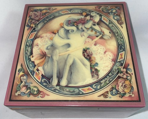 Caja de Música Enesco Carrusel Caballo Música Reproduce “Memoria-de Gatos” Musical Madera Rosa - Imagen 1 de 8