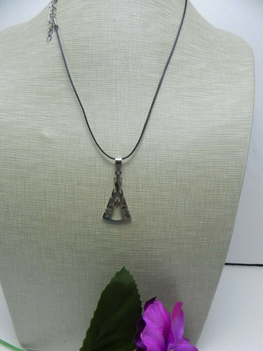 COLLAR NEGRO CON CUERDA ACERO INOXIDABLE FORMA PIRÁMIDE CRUZ 16 -18" UNISEX HOMBRE - Imagen 4 de 6