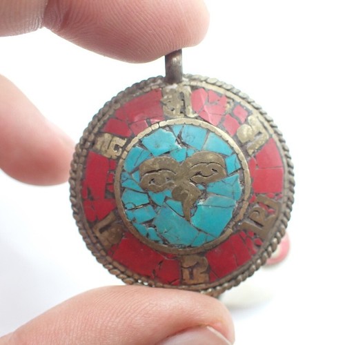 Par de cuentas focales de coral turquesa con incrustaciones de metal con concha de Nepal ornamentadas antigua Asia Estate - Imagen 4 de 8