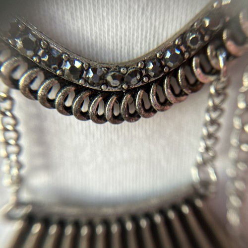 3 Konvolut silberfarbene Halsketten. Schwarze Perlen & Charms, Fransen & gestanzte Scheiben. - Bild 10 von 13