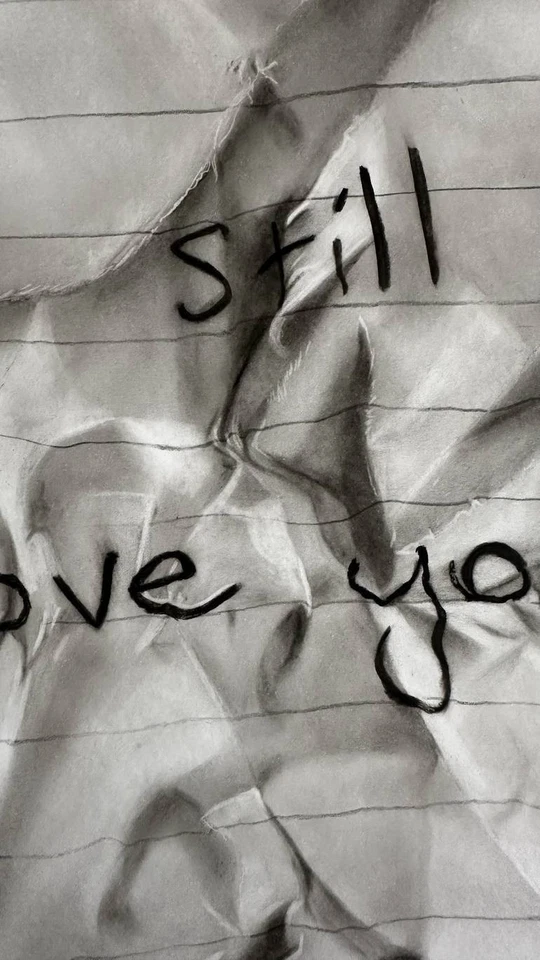 Dibujo realista a lápiz de carta de amor arrugada emocional pared en blanco y negro  Foto 4 de 4