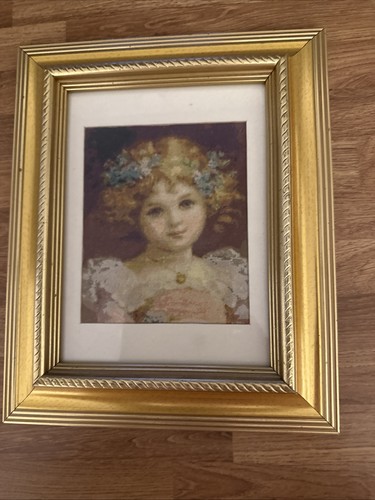 Vintage Nadelspitzen Wandteppich gerahmt von jungem viktorianischem Mädchen mit Ringeln