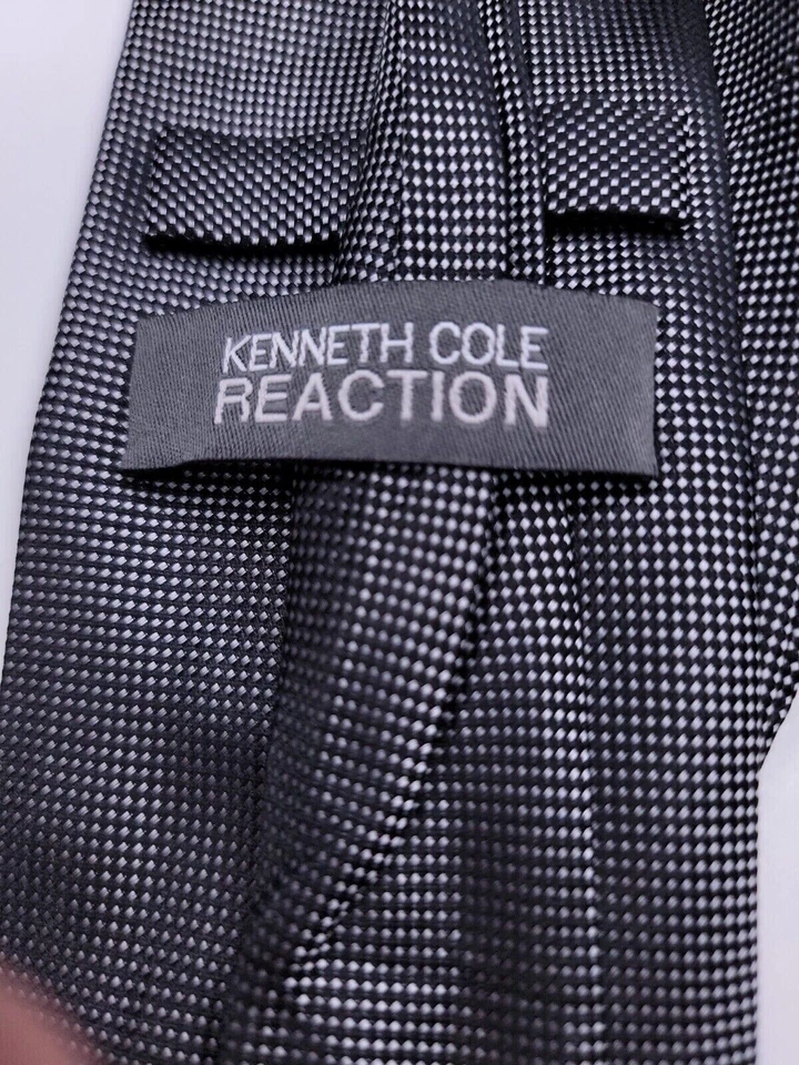 Corbata formal Kenneth Cole Reaction para hombre 59"Lx3,5"W plateada/negra Foto 3 de 4