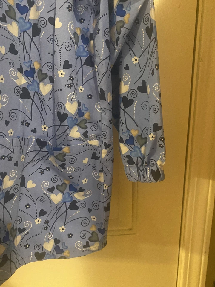 White Swan Scrubs Snap Front Warm Up Size Small Blue Hearts Medical Nurse Pocket - Image 3 of 4