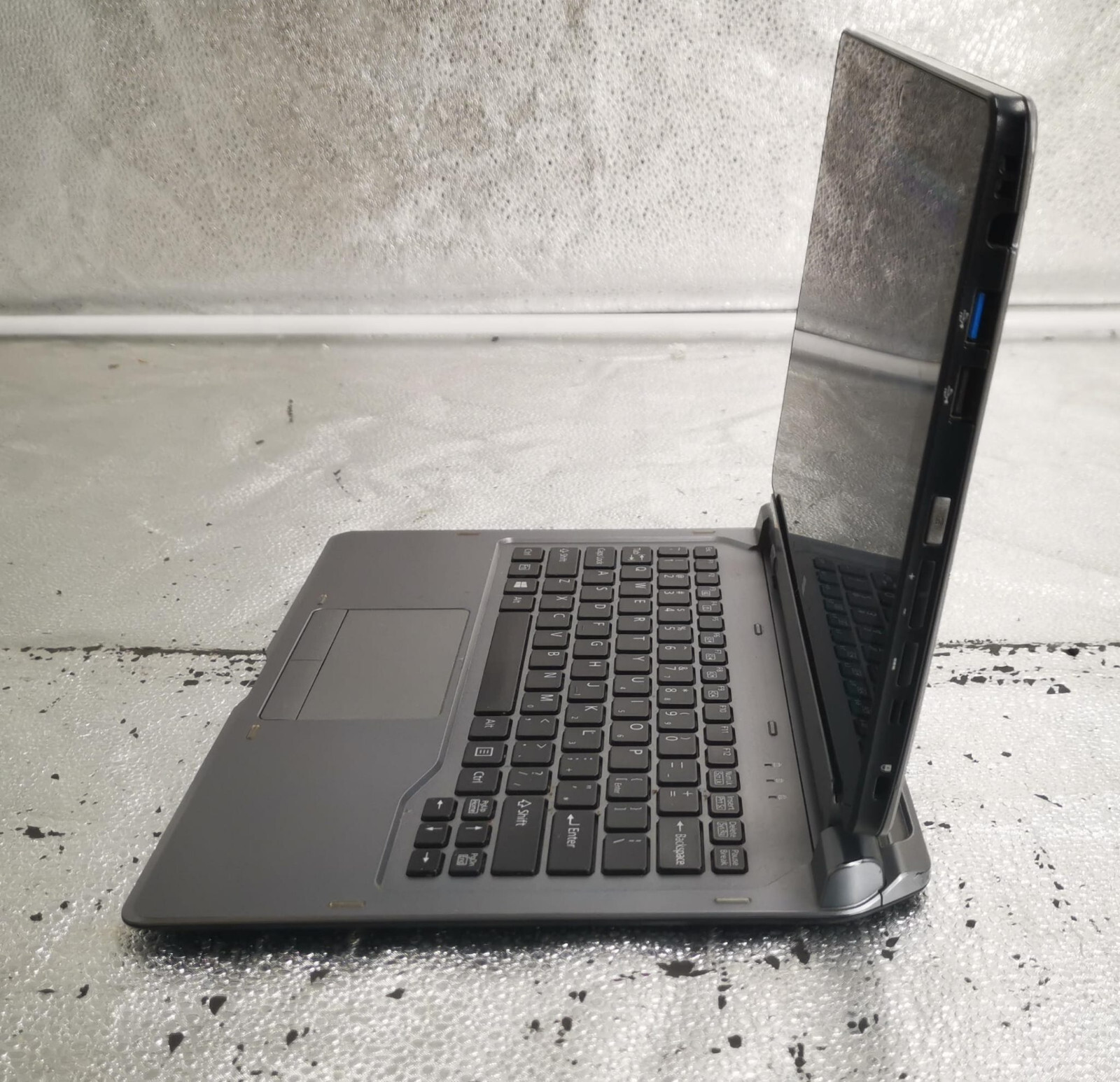 Fujitsu Stylistic Q665 11.6" 8 GB 256GB NO OS/WITHOUT CHARGER/ Poor/Fair Battery - Picture 3 of 16