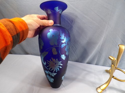 Large Fenton Favrene Glass Sand Carved Amphora Vase - Floral Design - Picture 9 of 10