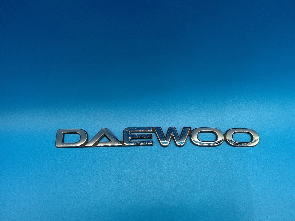 Insignia emblema cromada Daewoo OEM logotipo genuino placa de identificación clásica vintage años 90 00 Foto 3 de 4