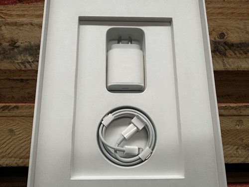 Genius Apple 20w charger and lighting cable - 第 2/2 張圖片