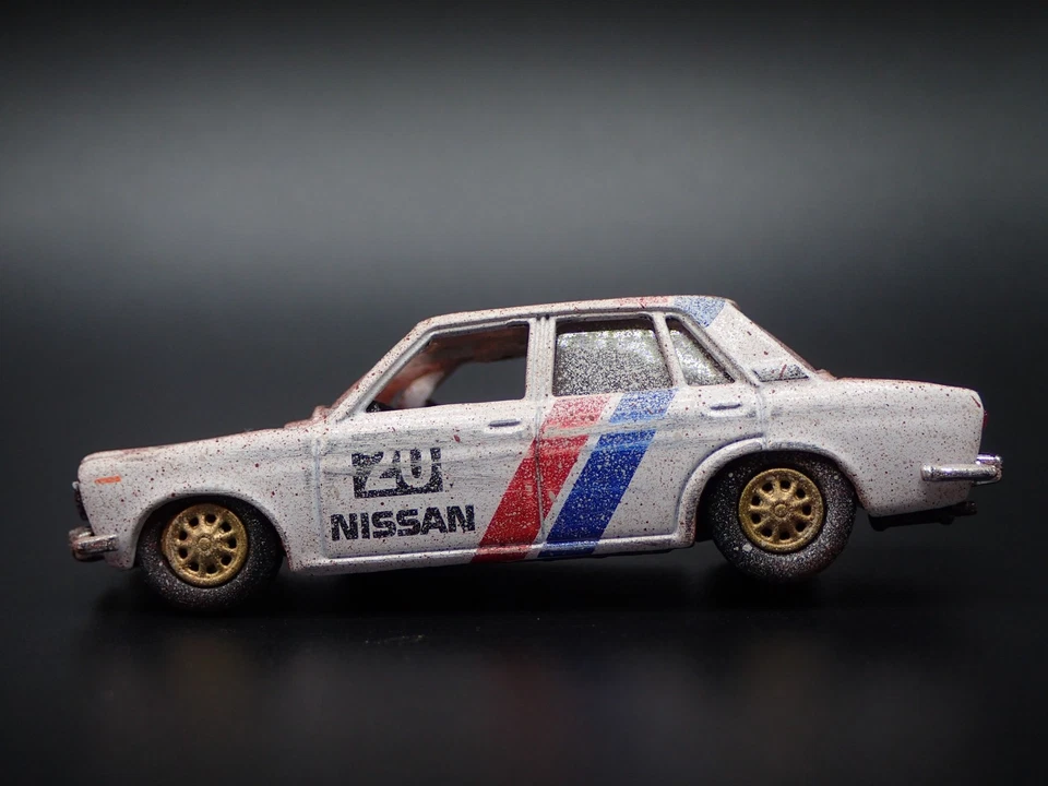 1967-1973 Datsun Bluebird 1600 Sss Four Door Wrecked 1:64 Diecast Modello Auto - Immagine 2 di 4
