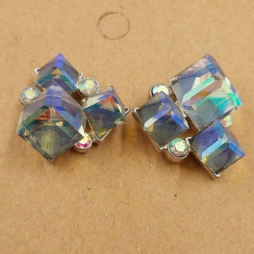 2 Cubo facetado iridiscente tono plata y pendiente acrílico violeta grisáceo tono dorado - Imagen 3 de 8