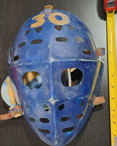RARA MASCHERA GOALIE HOCKEY SU GHIACCIO VINTAGE ANNI '70 dipinta bianca cinturini in pelle blu - Foto 8 di 11