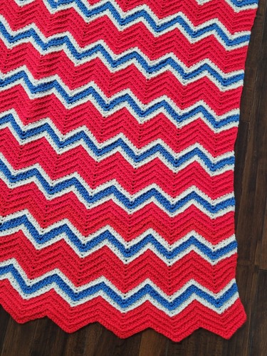 "Coperta vintage rossa bianca blu USA lavorata a maglia retrò afghana 50"x 77" - Foto 5 di 8