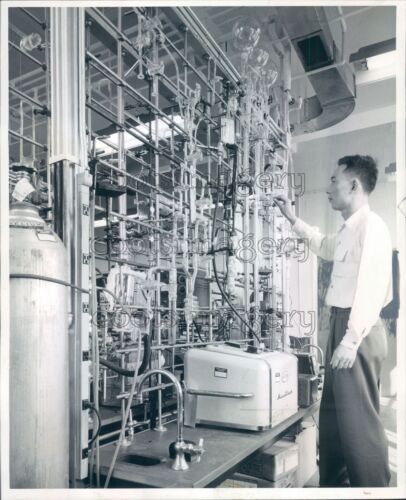 1961 Press Photo 1960s Chemical Science Laboratory Scene Boston University - 第 1/2 張圖片