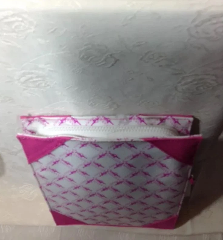 NWT Designer IZAK ZENOU IPAD TABLET CANVAS CASE SLEEVE PINK/WHITE GLOSSY 💕💕 - Image 3 of 4