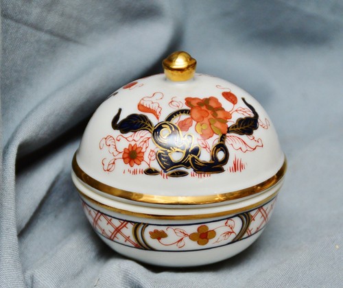 kleine Deckeldose Rot Kobalt Gold, Blumen, 7 cm, Japan China, handgemalt