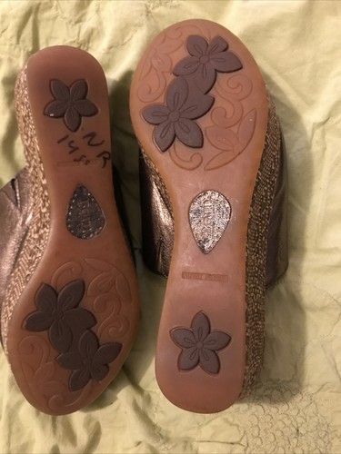 Born Women’s Gold Metallic Tilda Basketweave Slip On Wedge Size 7 - Picture 4 of 4