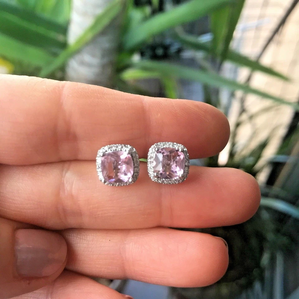 Aretes con halo de circonita cúbica color lila corte cojín ZARD en placa de platino Foto 2 de 2