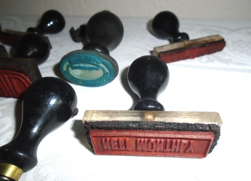 Antiguo soporte para sellos de goma de escritorio de hierro fundido ~ con sellos - Imagen 12 de 14
