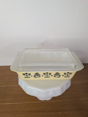 Pyrex #575-B 2-Qt Needlepoint Embroidery Casserole Dish w Lid Space Saver - Picture 2 of 8