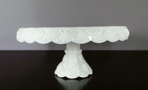 Plato de pastel vintage Westmoreland con pedestal de uva con paneles de vidrio de leche 11"