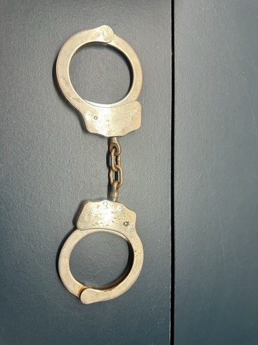 Vintage Fury Steel Hand Cuffs-1 Key-chrome/silver - Picture 5 of 8