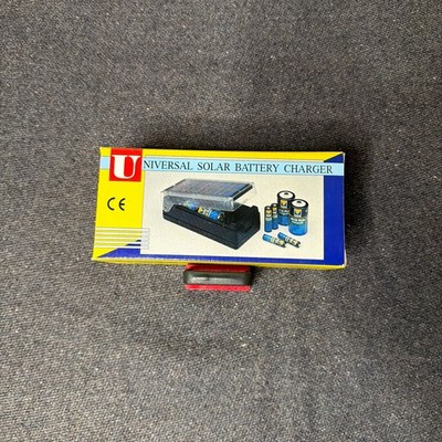 Universal Solar Battery Charger for AA / AAA / C / D Ni-Cd Batteries
