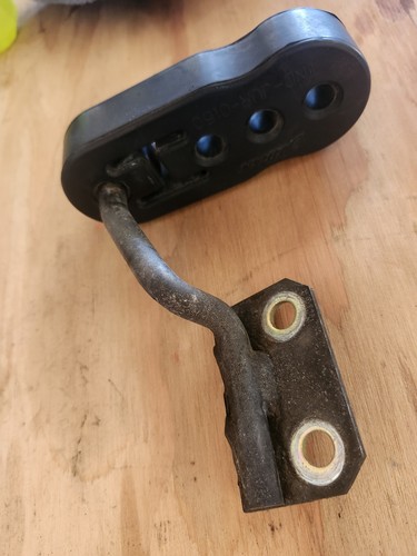 MAZDA RX7 FD (1992-1995) OEM REAR EXHAUST BRACKET - Picture 2 of 8