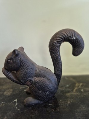 Eichhörnchen Nussknacker. Gusseisen Anfang 20. Jahrhundert. Guter Zustand