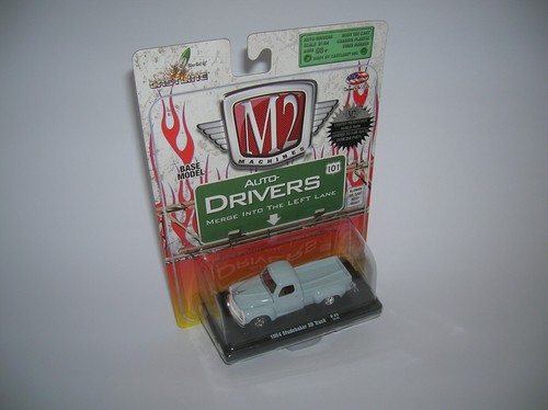 Camión Castline M2 Machines 1954 Studebaker 3R azul 1:64 Art. 11228 - Imagen 2 de 2