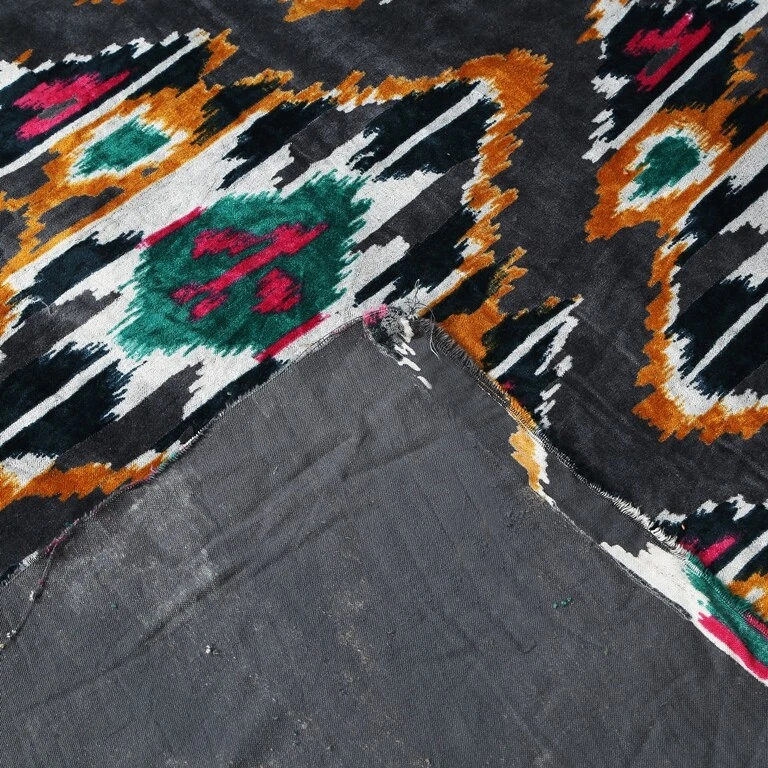 Vestido indio de tela de terciopelo suave estampado Ikat costura tapicería terciopelo por año Foto 2 de 4