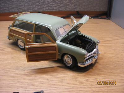 1/18 1949 FORD WOODY WAGON IN LIGHT GREEN MOTOR CITY