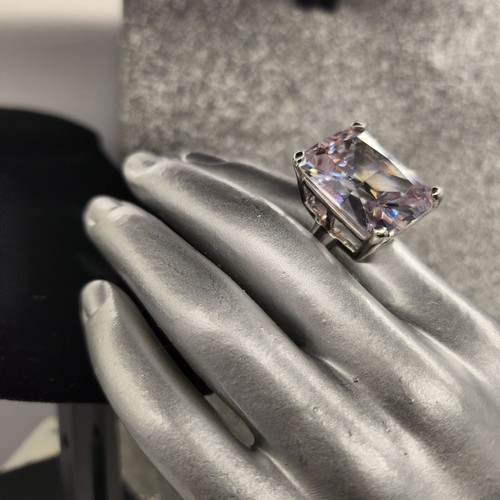 Elegante anillo de cóctel de cristal de corte rectangular plateado - Imagen 2 de 14