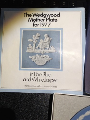 Wedgwood 6.75” Embossed Jasperware Mother Day Plate 1977 W/ BOX AND PAPERWORK - Picture 3 of 5