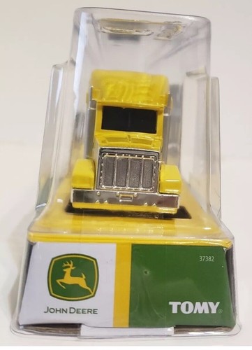 Jhon Deere Semi Truck Yellow  with Farm Tractor 1:64 Scale /Dioarama - Picture 5 of 5
