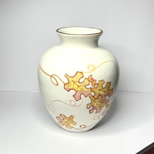 Jarrón de cerámica blanco vintage, diseño de hoja de roble en tono otoño  - Imagen 1 de 2