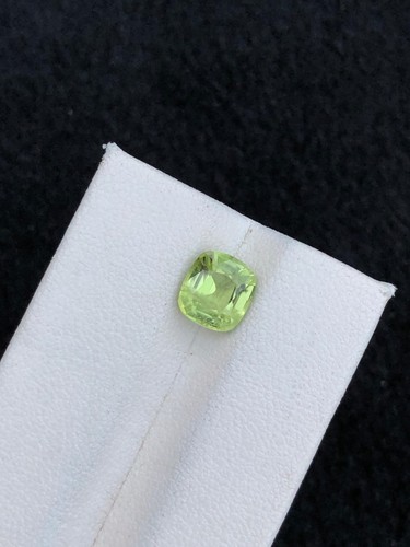 Cojín de peridoto de corte natural de 2,04 quilates piedra preciosa de pérdida de forma de Pakistán. - Imagen 4 de 8