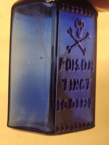 RARA CALAVERA DE YODO TINTO PEQUEÑO HUESOS CRUZADOS CON CORCHO ORIGINAL con CEPILLO AZUL COBALTO - Imagen 4 de 10