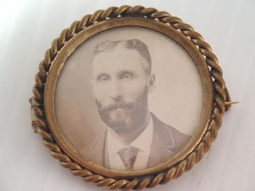 ANTIQUE VICTORIAN MOURNING PHOTO PIN YOUNG GENTLEMAN - 第 1/6 張圖片