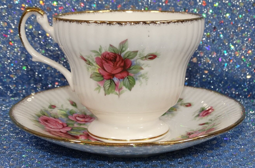 BEAUTIFUL VINTAGE ROSINA FINE BONE CHINA ENGLAND CUP & SAUCER SET QUEEN'S JUNE - Picture 2 of 8