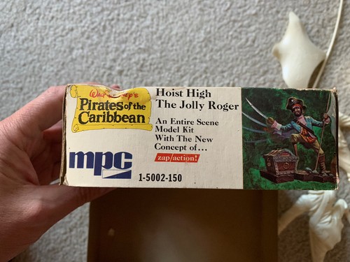 1972 Walt Disney Pirates Of The Caribbean Hoist High Jolly Roger Model Kit MPC - Picture 5 of 9