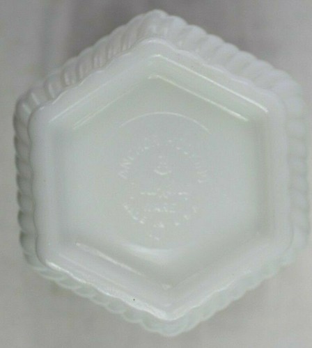 VINTAGE Large Milk White Glass Bowl With A Grape Design Great Home Decor Piece - Picture 3 of 3