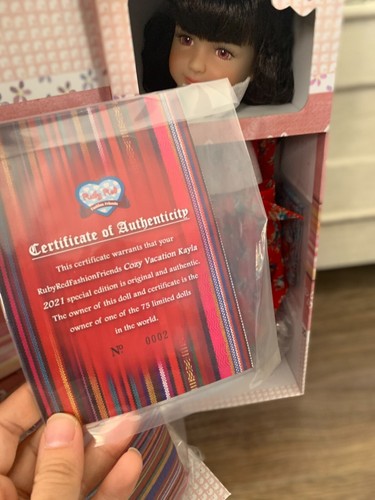 Neu im Karton Le Rubinrot Mode Freunde Puppe gemütlich URLAUB KAYLA limitierte Auflage SELTEN - Bild 3 von 7